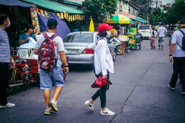 Bangkok, Tayland, 8 Mart 2025. Tayland 'ın başkenti Bangkok' ta yürüyen turistler. Canlı sokak hayatı, zengin kültür mirası, hareketli pazarları ve nefis mutfağıyla ünlüdür..