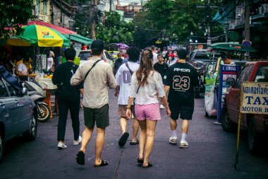 Bangkok, Tayland, 8 Mart 2025. Tayland 'ın başkenti Bangkok' ta yürüyen turistler. Canlı sokak hayatı, zengin kültür mirası, hareketli pazarları ve nefis mutfağıyla ünlüdür..