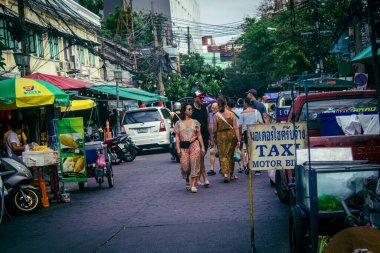 Bangkok, Tayland, 8 Mart 2025. Tayland 'ın başkenti Bangkok' ta yürüyen turistler. Canlı sokak hayatı, zengin kültür mirası, hareketli pazarları ve nefis mutfağıyla ünlüdür..