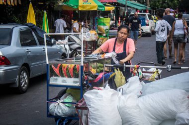 Bangkok, Tayland, 8 Mart 2025 İnsanlar Tayland 'ın başkenti Bangkok sokaklarında motosiklet ve scooter kullanıyor. Bangkok 'un trafik sıkışıklıklarında yol bulmanın en etkili yolu bu..