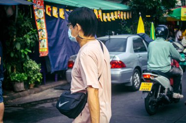 Bangkok, Tayland, 8 Mart 2025. Tayland 'ın başkenti Bangkok' ta yürüyen turistler. Canlı sokak hayatı, zengin kültür mirası, hareketli pazarları ve nefis mutfağıyla ünlüdür..
