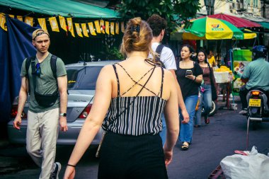 Bangkok, Tayland, 8 Mart 2025. Tayland 'ın başkenti Bangkok' ta yürüyen turistler. Canlı sokak hayatı, zengin kültür mirası, hareketli pazarları ve nefis mutfağıyla ünlüdür..