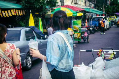 Bangkok, Tayland, 8 Mart 2025. Tayland 'ın başkenti Bangkok' ta yürüyen turistler. Canlı sokak hayatı, zengin kültür mirası, hareketli pazarları ve nefis mutfağıyla ünlüdür..