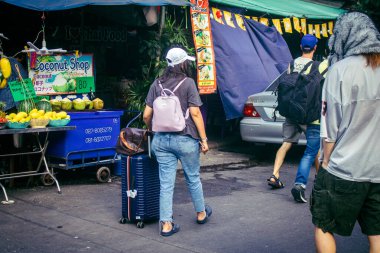 Bangkok, Tayland, 8 Mart 2025. Tayland 'ın başkenti Bangkok' ta yürüyen turistler. Canlı sokak hayatı, zengin kültür mirası, hareketli pazarları ve nefis mutfağıyla ünlüdür..