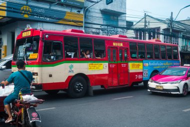 Bangkok, Tayland, 8 Mart 2025 Bangkok sokaklarından bir otobüs geçiyor. Yerel otobüs Bangkok 'un kalabalık sokaklarında dolaşmanın en ucuz yollarından biridir..