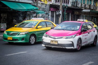 Bangkok, Tayland, 8 Mart 2025 Tayland 'ın başkenti Bangkok sokaklarından renkli bir taksi geçiyor. Bangkok 'ta çok sayıda taksi şirketi var ve yol parası pahalı değil..