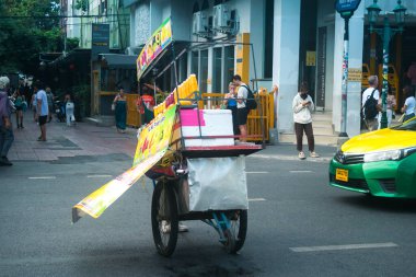 Bangkok, Tayland, 8 Mart 2025 Tayland 'ın başkenti Bangkok' ta çalışan işçiler. Canlı sokak hayatı, zengin kültür mirası, hareketli pazarları ve nefis mutfağıyla ünlüdür..