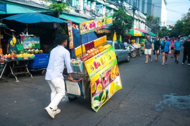 Bangkok, Tayland, 8 Mart 2025 Tayland 'ın başkenti Bangkok' ta çalışan işçiler. Canlı sokak hayatı, zengin kültür mirası, hareketli pazarları ve nefis mutfağıyla ünlüdür..
