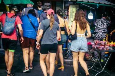 Bangkok, Tayland, 8 Mart 2025. Tayland 'ın başkenti Bangkok' ta yürüyen turistler. Canlı sokak hayatı, zengin kültür mirası, hareketli pazarları ve nefis mutfağıyla ünlüdür..