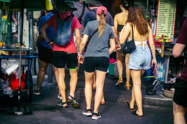 Bangkok, Tayland, 8 Mart 2025. Tayland 'ın başkenti Bangkok' ta yürüyen turistler. Canlı sokak hayatı, zengin kültür mirası, hareketli pazarları ve nefis mutfağıyla ünlüdür..