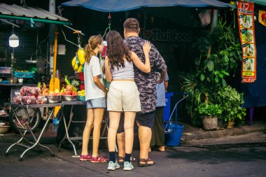 Bangkok, Tayland, 8 Mart 2025. Tayland 'ın başkenti Bangkok' ta yürüyen turistler. Canlı sokak hayatı, zengin kültür mirası, hareketli pazarları ve nefis mutfağıyla ünlüdür..