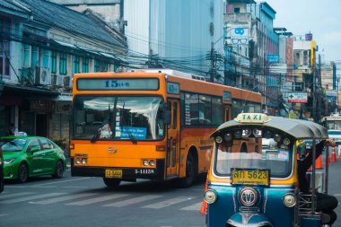 Bangkok, Tayland, 8 Mart 2025 Bangkok sokaklarından bir otobüs geçiyor. Yerel otobüs Bangkok 'un kalabalık sokaklarında dolaşmanın en ucuz yollarından biridir..