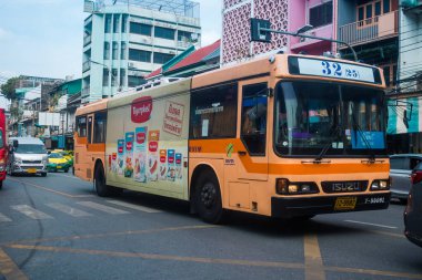 Bangkok, Tayland, 8 Mart 2025 Bangkok sokaklarından bir otobüs geçiyor. Yerel otobüs Bangkok 'un kalabalık sokaklarında dolaşmanın en ucuz yollarından biridir..
