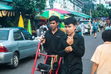 Bangkok, Tayland, 8 Mart 2025 Tayland 'ın başkenti Bangkok' ta çalışan işçiler. Canlı sokak hayatı, zengin kültür mirası, hareketli pazarları ve nefis mutfağıyla ünlüdür..