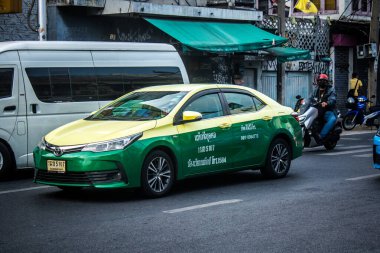 Bangkok, Tayland, 8 Mart 2025 Tayland 'ın başkenti Bangkok sokaklarından renkli bir taksi geçiyor. Bangkok 'ta çok sayıda taksi şirketi var ve yol parası pahalı değil..