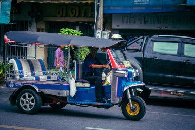 Bangkok, Tayland, 8 Mart 2025 Bir Tuk Tuk Bangkok 'tan geçiyor. Tuk tuk, BTS, MRT ve renkli taksiler gelmeden önce Bangkok 'u dolaşmak için tercih edilen bir ulaşım aracıydı..
