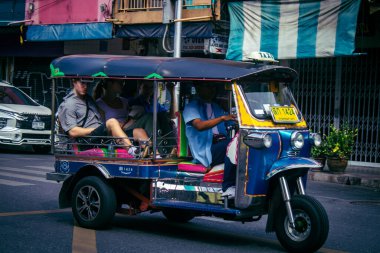 Bangkok, Tayland, 8 Mart 2025 Bir Tuk Tuk Bangkok 'tan geçiyor. Tuk tuk, BTS, MRT ve renkli taksiler gelmeden önce Bangkok 'u dolaşmak için tercih edilen bir ulaşım aracıydı..