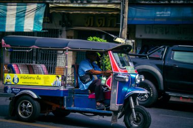 Bangkok, Tayland, 8 Mart 2025 Bir Tuk Tuk Bangkok 'tan geçiyor. Tuk tuk, BTS, MRT ve renkli taksiler gelmeden önce Bangkok 'u dolaşmak için tercih edilen bir ulaşım aracıydı..