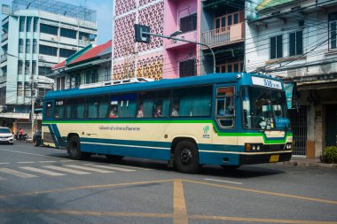 Bangkok, Tayland, 8 Mart 2025 Bangkok sokaklarından bir otobüs geçiyor. Yerel otobüs Bangkok 'un kalabalık sokaklarında dolaşmanın en ucuz yollarından biridir..