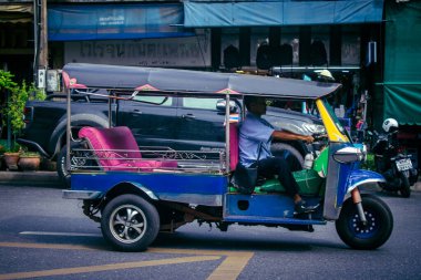 Bangkok, Tayland, 8 Mart 2025 Bir Tuk Tuk Bangkok 'tan geçiyor. Tuk tuk, BTS, MRT ve renkli taksiler gelmeden önce Bangkok 'u dolaşmak için tercih edilen bir ulaşım aracıydı..