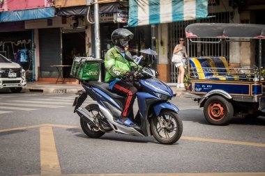 Bangkok, Tayland, 8 Mart 2025 İnsanlar Tayland 'ın başkenti Bangkok sokaklarında motosiklet ve scooter kullanıyor. Bangkok 'un trafik sıkışıklıklarında yol bulmanın en etkili yolu bu..
