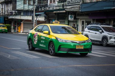 Bangkok, Tayland, 8 Mart 2025 Tayland 'ın başkenti Bangkok sokaklarından renkli bir taksi geçiyor. Bangkok 'ta çok sayıda taksi şirketi var ve yol parası pahalı değil..