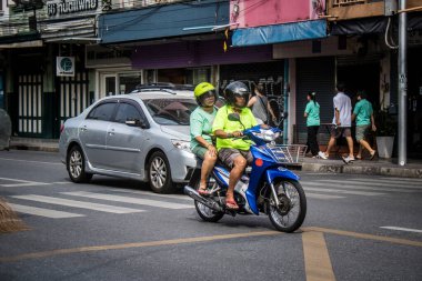 Bangkok, Tayland, 8 Mart 2025 İnsanlar Tayland 'ın başkenti Bangkok sokaklarında motosiklet ve scooter kullanıyor. Bangkok 'un trafik sıkışıklıklarında yol bulmanın en etkili yolu bu..