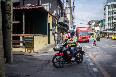 Bangkok, Tayland, 8 Mart 2025 İnsanlar Tayland 'ın başkenti Bangkok sokaklarında motosiklet ve scooter kullanıyor. Bangkok 'un trafik sıkışıklıklarında yol bulmanın en etkili yolu bu..