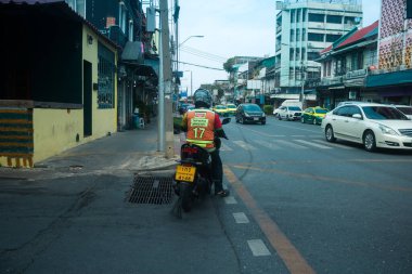 Bangkok, Tayland, 8 Mart 2025 İnsanlar Tayland 'ın başkenti Bangkok sokaklarında motosiklet ve scooter kullanıyor. Bangkok 'un trafik sıkışıklıklarında yol bulmanın en etkili yolu bu..