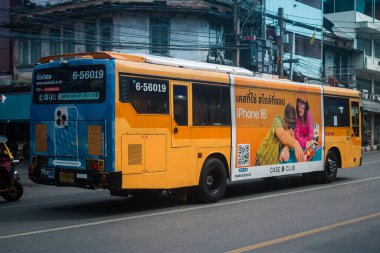 Bangkok, Tayland, 8 Mart 2025 Bangkok sokaklarından bir otobüs geçiyor. Yerel otobüs Bangkok 'un kalabalık sokaklarında dolaşmanın en ucuz yollarından biridir..