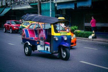 Bangkok, Tayland, 8 Mart 2025 Bir Tuk Tuk Bangkok 'tan geçiyor. Tuk tuk, BTS, MRT ve renkli taksiler gelmeden önce Bangkok 'u dolaşmak için tercih edilen bir ulaşım aracıydı..