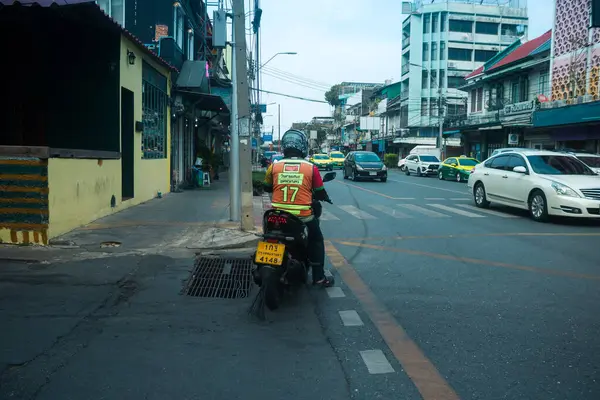 Bangkok, Tayland, 8 Mart 2025 İnsanlar Tayland 'ın başkenti Bangkok sokaklarında motosiklet ve scooter kullanıyor. Bangkok 'un trafik sıkışıklıklarında yol bulmanın en etkili yolu bu..