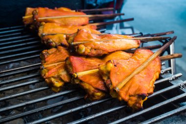 Bangkok, Tayland, 12 Mart 2025 Tayland Et Arabası, Tayland sokak yemekleri satıcıların yiyecek satmak için tezgah kurdukları ve insanların bunları yemek için satın aldıkları bir pazardır..