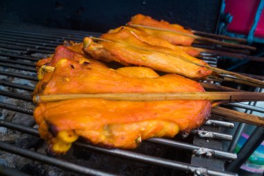 Bangkok, Tayland, 12 Mart 2025 Tayland Et Arabası, Tayland sokak yemekleri satıcıların yiyecek satmak için tezgah kurdukları ve insanların bunları yemek için satın aldıkları bir pazardır..