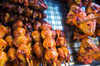 Bangkok, Tayland, 12 Mart 2025 Tayland Et Arabası, Tayland sokak yemekleri satıcıların yiyecek satmak için tezgah kurdukları ve insanların bunları yemek için satın aldıkları bir pazardır..