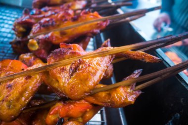 Bangkok, Tayland, 12 Mart 2025 Tayland Et Arabası, Tayland sokak yemekleri satıcıların yiyecek satmak için tezgah kurdukları ve insanların bunları yemek için satın aldıkları bir pazardır..