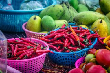 Bangkok, Tayland, 12 Mart 2025. Bangkok 'ta bir sokak sebze pazarı. Taze pazarlar yayılıyor ve kaotik, taze ürünler büyük miktarlarda ve çok düşük fiyatlarla dolup taşıyor..