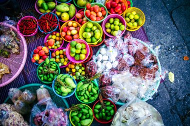 Bangkok, Tayland, 12 Mart 2025. Bangkok 'ta bir sokak sebze pazarı. Taze pazarlar yayılıyor ve kaotik, taze ürünler büyük miktarlarda ve çok düşük fiyatlarla dolup taşıyor..