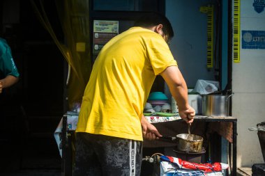 Bangkok, Tayland, 12 Mart 2025 Tayland sokak yemekleri satıcıların yiyecek satmak için tezgah kurdukları ve insanların bunları gitmek için veya yakınlardaki masalardan aldıkları bir pazardır..