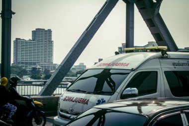 Bangkok, Tayland, 24 Mart 2025. Tayland 'ın başkenti Bangkok sokaklarında dolaşan ambulans, hayat dolu sokak hayatıyla tanınıyor..