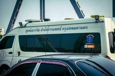 Bangkok, Tayland, 24 Mart 2025. Tayland 'ın başkenti Bangkok sokaklarında dolaşan ambulans, hayat dolu sokak hayatıyla tanınıyor..