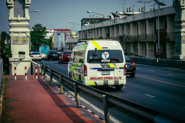 Bangkok, Tayland, 24 Mart 2025. Tayland 'ın başkenti Bangkok sokaklarında dolaşan ambulans, hayat dolu sokak hayatıyla tanınıyor..