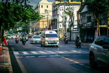Bangkok, Tayland, 24 Mart 2025. Tayland 'ın başkenti Bangkok sokaklarında dolaşan ambulans, hayat dolu sokak hayatıyla tanınıyor..