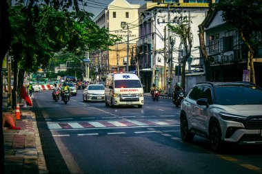 Bangkok, Tayland, 24 Mart 2025. Tayland 'ın başkenti Bangkok sokaklarında dolaşan ambulans, hayat dolu sokak hayatıyla tanınıyor..