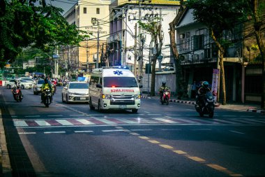 Bangkok, Tayland, 24 Mart 2025. Tayland 'ın başkenti Bangkok sokaklarında dolaşan ambulans, hayat dolu sokak hayatıyla tanınıyor..
