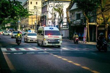 Bangkok, Tayland, 24 Mart 2025. Tayland 'ın başkenti Bangkok sokaklarında dolaşan ambulans, hayat dolu sokak hayatıyla tanınıyor..