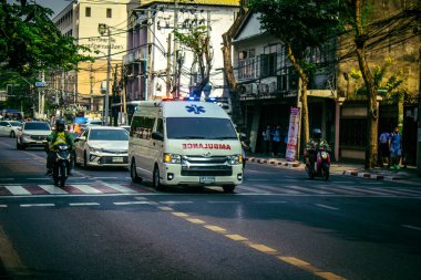 Bangkok, Tayland, 24 Mart 2025. Tayland 'ın başkenti Bangkok sokaklarında dolaşan ambulans, hayat dolu sokak hayatıyla tanınıyor..