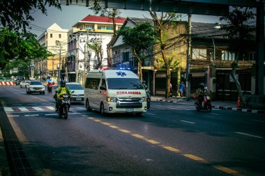 Bangkok, Tayland, 24 Mart 2025. Tayland 'ın başkenti Bangkok sokaklarında dolaşan ambulans, hayat dolu sokak hayatıyla tanınıyor..
