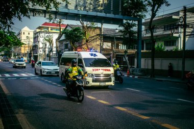 Bangkok, Tayland, 24 Mart 2025. Tayland 'ın başkenti Bangkok sokaklarında dolaşan ambulans, hayat dolu sokak hayatıyla tanınıyor..