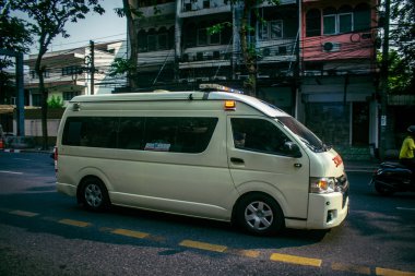 Bangkok, Tayland, 24 Mart 2025. Tayland 'ın başkenti Bangkok sokaklarında dolaşan ambulans, hayat dolu sokak hayatıyla tanınıyor..